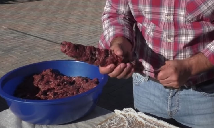 Сочный кебаб на мангале: фарш больше не падает на угли