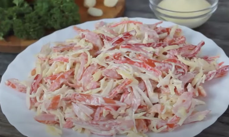 Салат с крабовыми палочками и помидорами: 15 вкусных рецептов