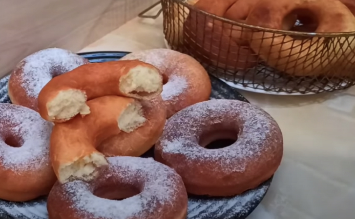 Домашние Пончики на дрожжах 🥯 жареные на сковороде рецепт