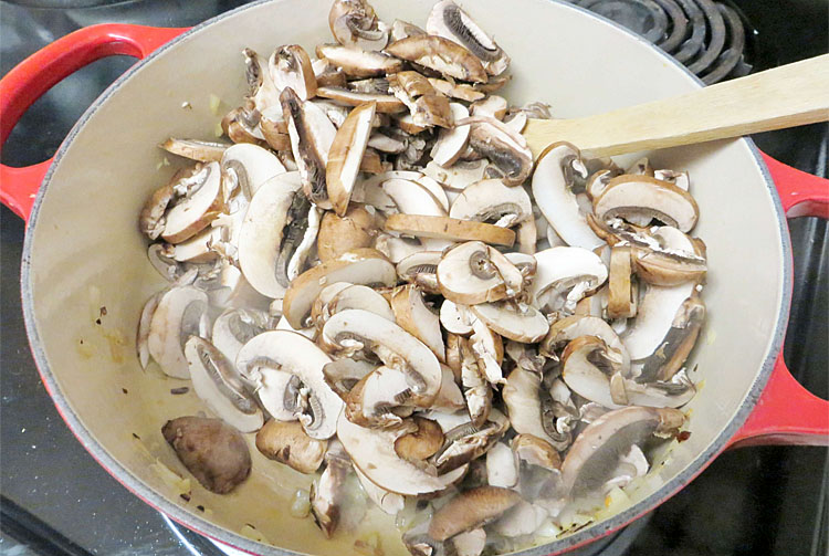 Варим рис с бульоном, а потом добавляем грибы: гарнир стал ризотто и теперь его можно есть без мяса