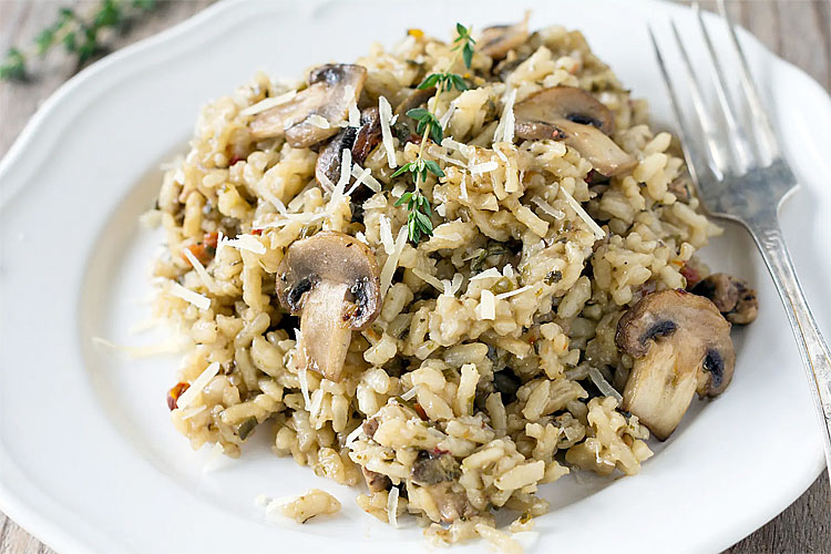 Варим рис с бульоном, а потом добавляем грибы: гарнир стал ризотто и теперь его можно есть без мяса