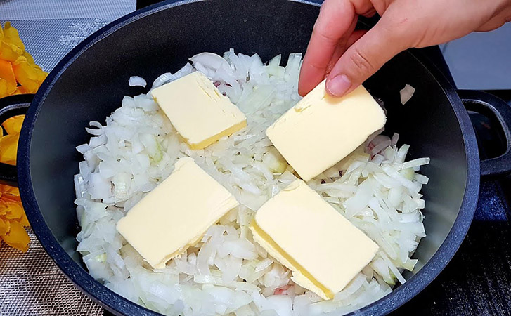 Сливочное мясо в казане: выкладываем на дно луковую подушку и масло. Аромат мяса слышно на улице