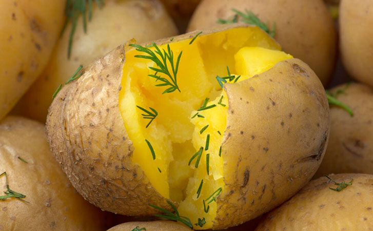 Увидели, как на Кубани отваривают картофель в мундире, с чесноком и укропом: чистится за секунды