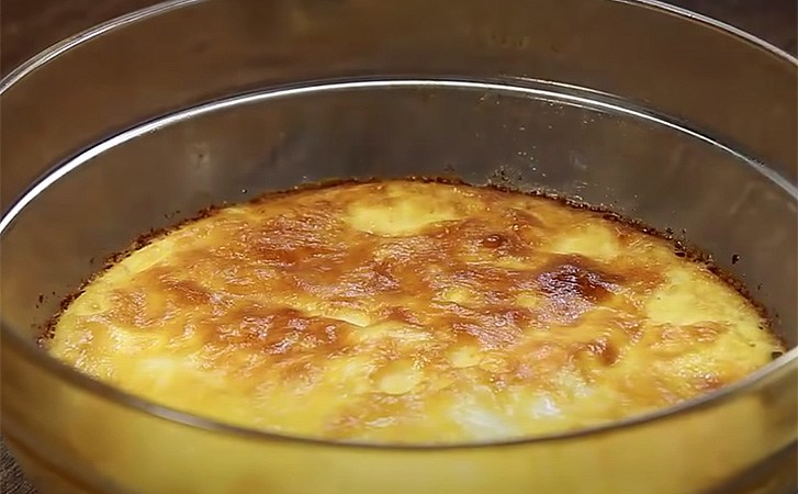 Омлет получается пористый, словно швейцарский сыр. Готовим в духовке
