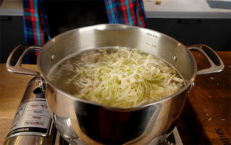 Соус с картошкой и мясом в кастрюле