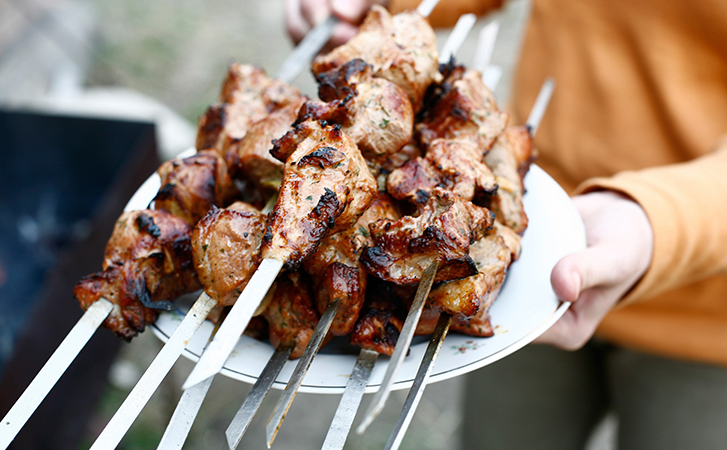 Сыпем соль на угли в мангале. Шашлык прожаривается лучше и мясо остается сочным