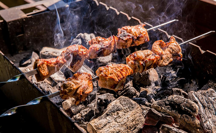 Сыпем соль на угли в мангале. Шашлык прожаривается лучше и мясо остается сочным
