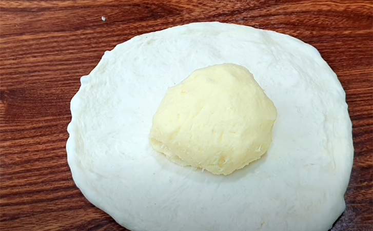 Превратили вареный картофель в выпечку: толчем в пюре, а затем запекаем в духовке