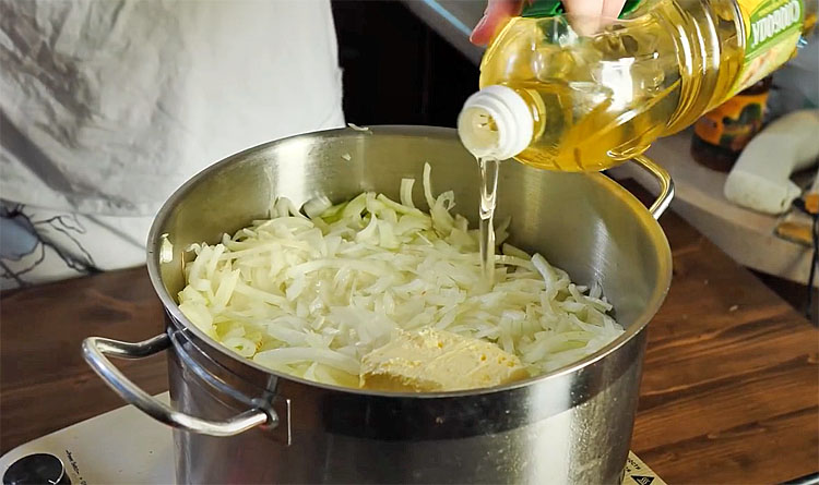 Кастрюля супа за 30 минут: из основных ингредиентов нужен только лук и немного сыра