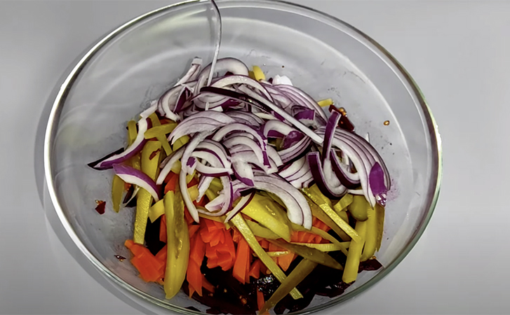 Отварили свеклу и весенний салат почти готов: смешиваем с морковью, луком и огурцами