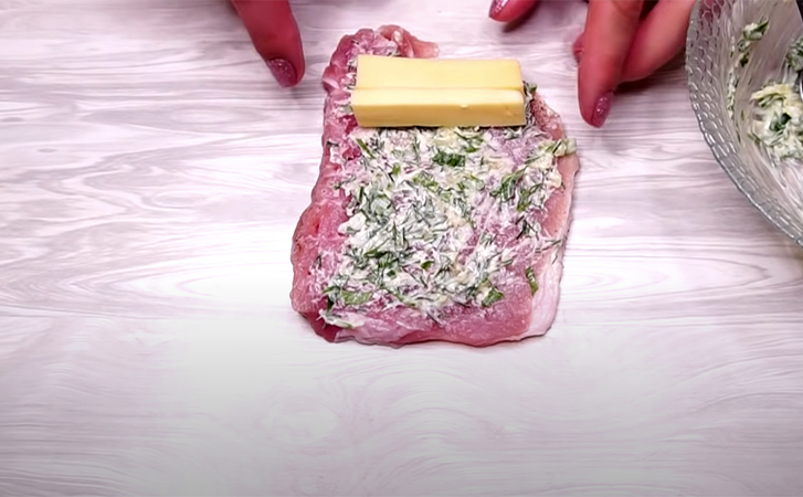 Мясные рулетики в сметанно-чесночном соусе: для нежности заворачиваем в мясо сыр