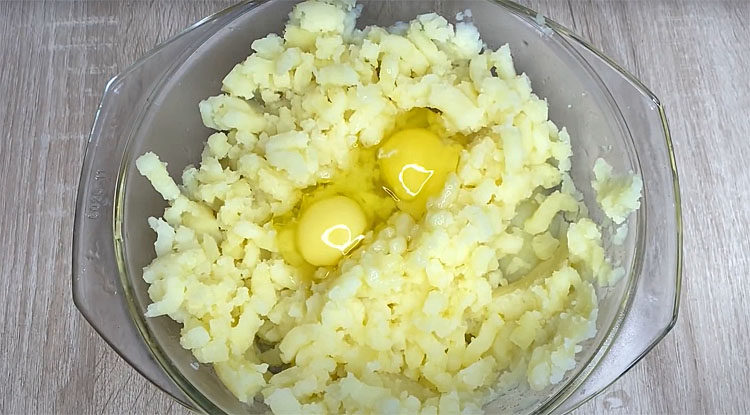Соединяем курицу, грибы, лук и картошку: делаем в духовке замену котлетам
