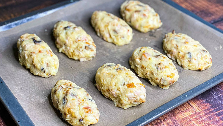 Соединяем курицу, грибы, лук и картошку: делаем в духовке замену котлетам