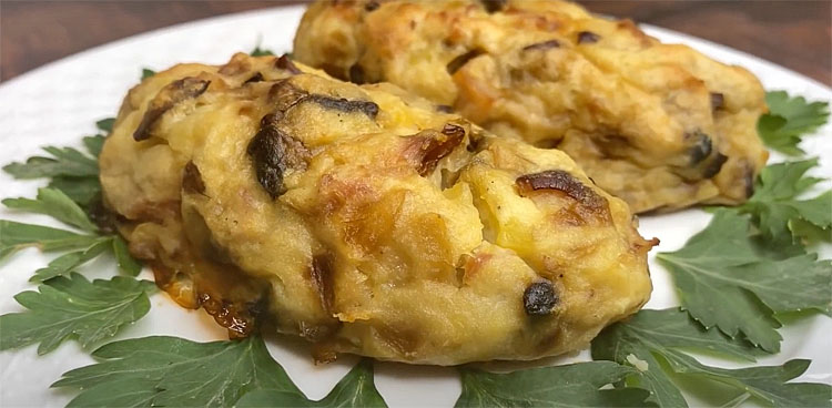 Соединяем курицу, грибы, лук и картошку: делаем в духовке замену котлетам