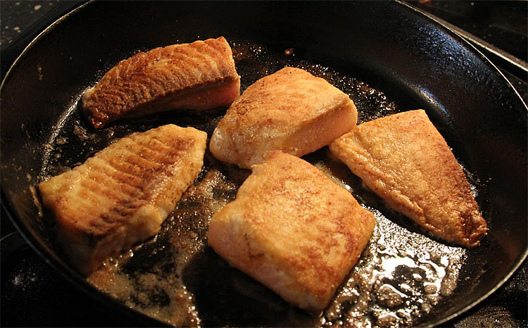 Исправляем частые ошибки при жарке рыбы: сохраняет вкус после разморозки и больше не пригорает