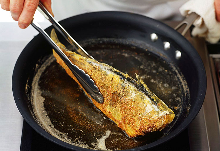 Исправляем частые ошибки при жарке рыбы: сохраняет вкус после разморозки и больше не пригорает