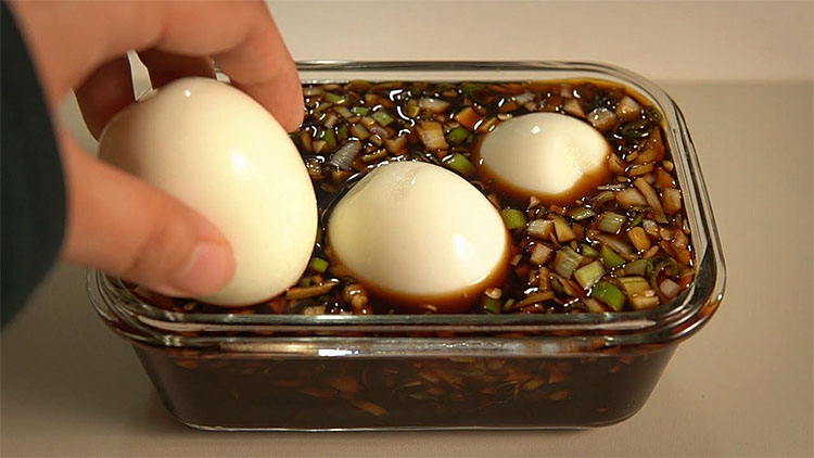 Берем яйца вкрутую и оставляем в соевом маринаде. За 2 часа получили новое блюдо