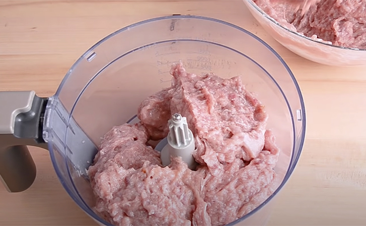 Превращаем килограмм мяса в батон Докторской колбасы. Готова к подаче на стол за 2 часа