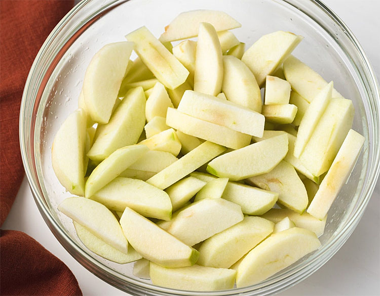 Яблочный пирог без теста. Просто присыпаем яблоки смесью муки с маслом и сахаром