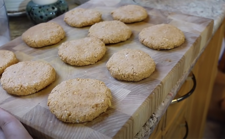 Делаем котлеты не из мяса, а из овсянки. Добавляем лук и разницы почти не заметно