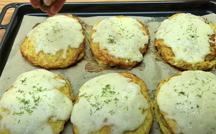 Подкладываем картофель между мясом и сковородой. За счет прослойки получается гораздо сочнее