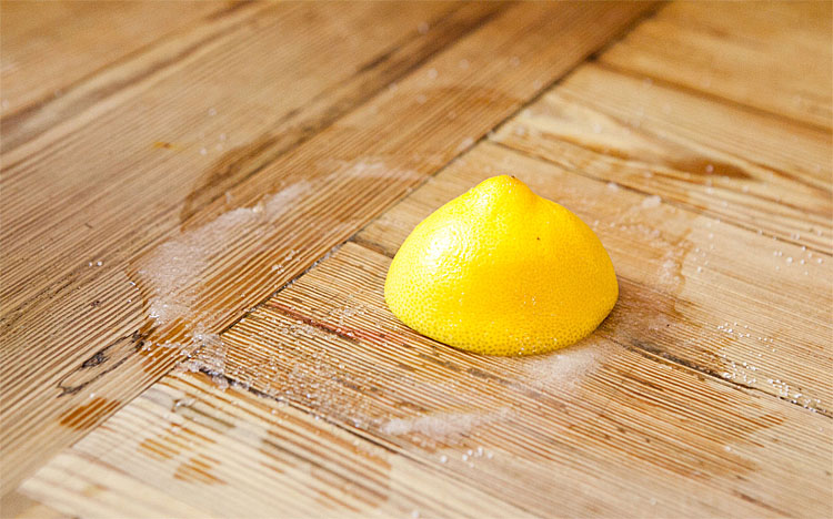 Достаем старую кухонную доску и за 20 минут превращаем в новую лимоном, солью и наждачной бумагой