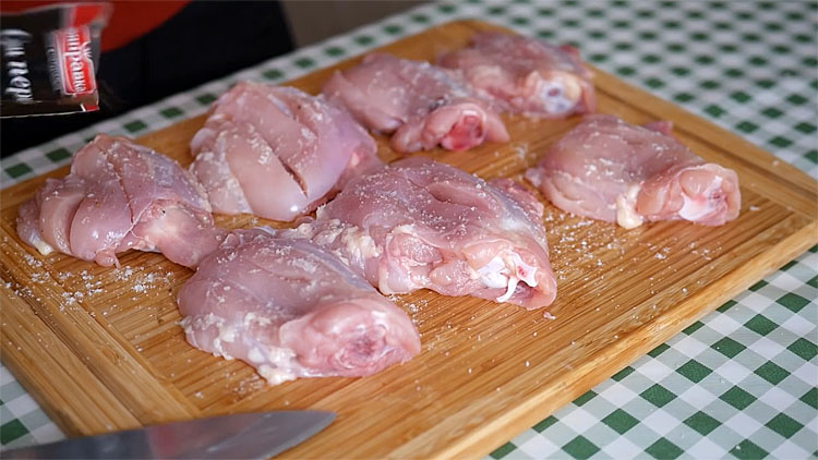 Делаем даже самую жесткую курицу нежнее нежного. Жарим, а потом тушим в сметане и луком