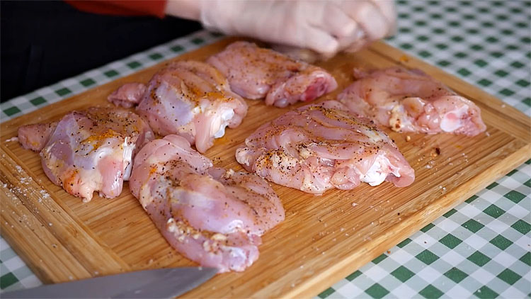 Делаем даже самую жесткую курицу нежнее нежного. Жарим, а потом тушим в сметане и луком