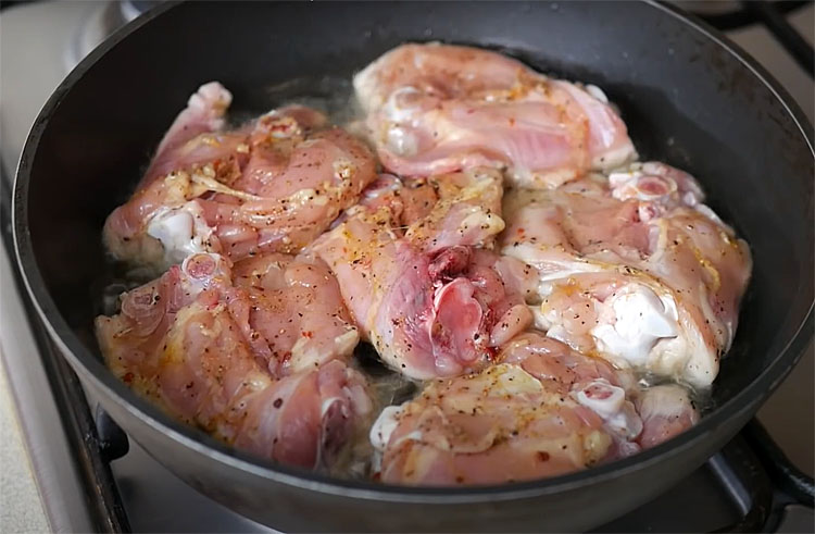 Делаем даже самую жесткую курицу нежнее нежного. Жарим, а потом тушим в сметане и луком