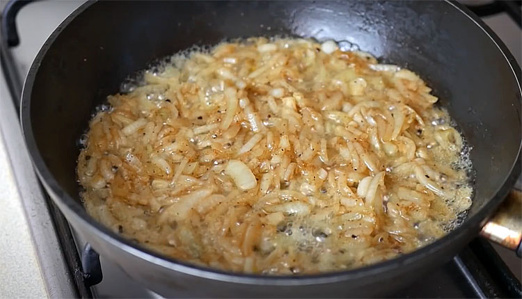 Делаем даже самую жесткую курицу нежнее нежного. Жарим, а потом тушим в сметане и луком