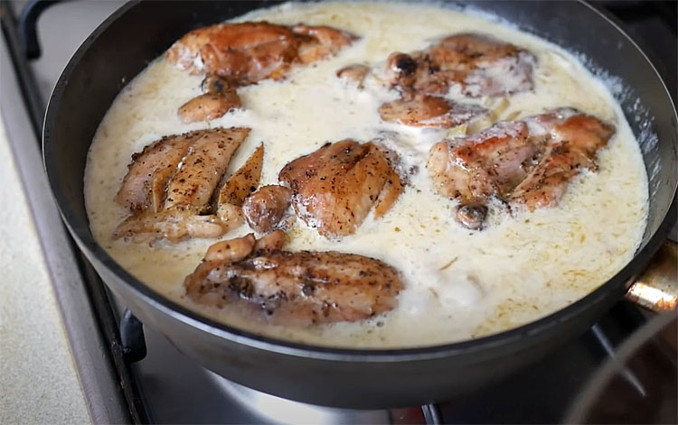 Делаем даже самую жесткую курицу нежнее нежного. Жарим, а потом тушим в сметане и луком