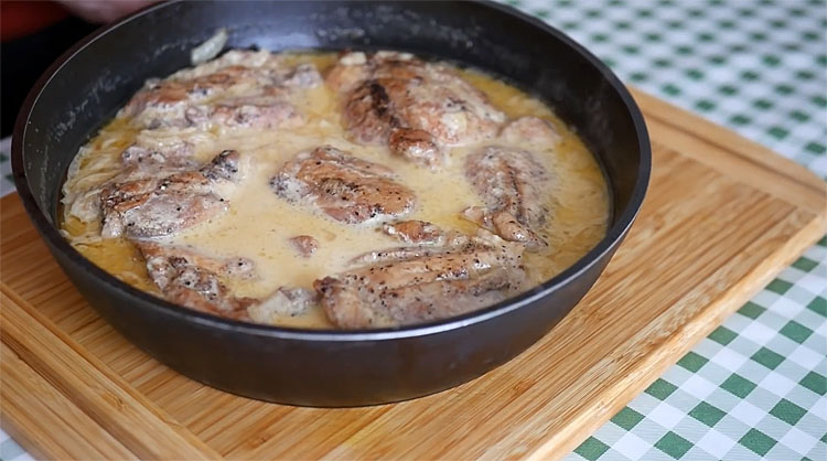 Делаем даже самую жесткую курицу нежнее нежного. Жарим, а потом тушим в сметане и луком