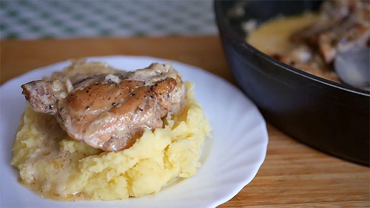 Делаем даже самую жесткую курицу нежнее нежного. Жарим, а потом тушим в сметане и луком