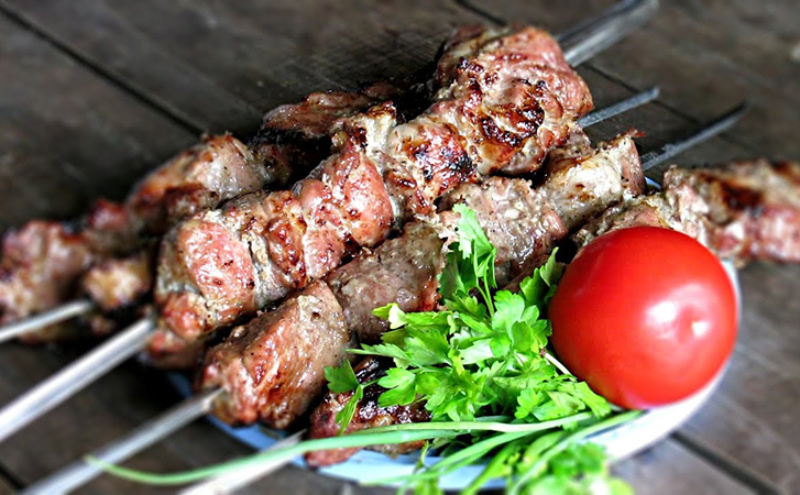 Шашлык в луковом соке. Маринуем мясо с луком в пропорции 1 к 1 и мясо тает