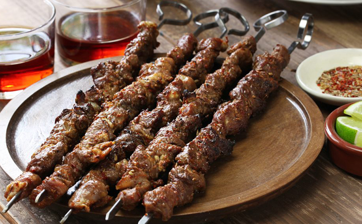Шашлык в луковом соке. Маринуем мясо с луком в пропорции 1 к 1 и мясо тает