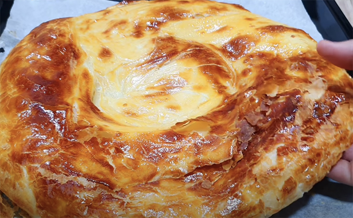 Делаем пирог с мясом из сотни слоев. Сочнее привычных пирогов, а сделать проще