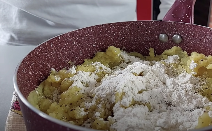 Превращаем пюре в сочные мясные котлеты. Смешиваем с фаршем в пропорции 1 к 2
