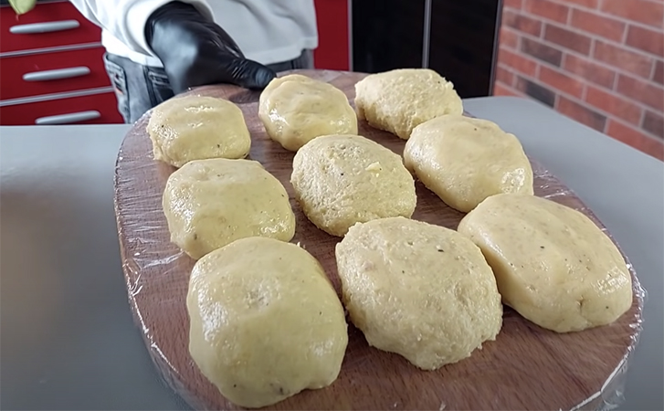 Превращаем пюре в сочные мясные котлеты. Смешиваем с фаршем в пропорции 1 к 2