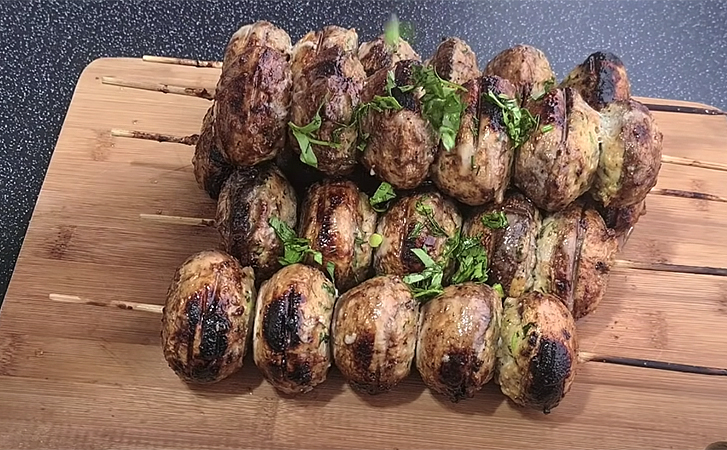 Соединяем фарш с шампиньонами и получаем грибной шашлык. Готовим на мангале