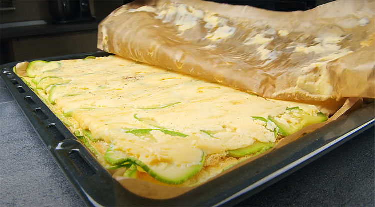 Готовим кабачки вкуснее мяса. Заливаем яйцами, а потом собираем рулет
