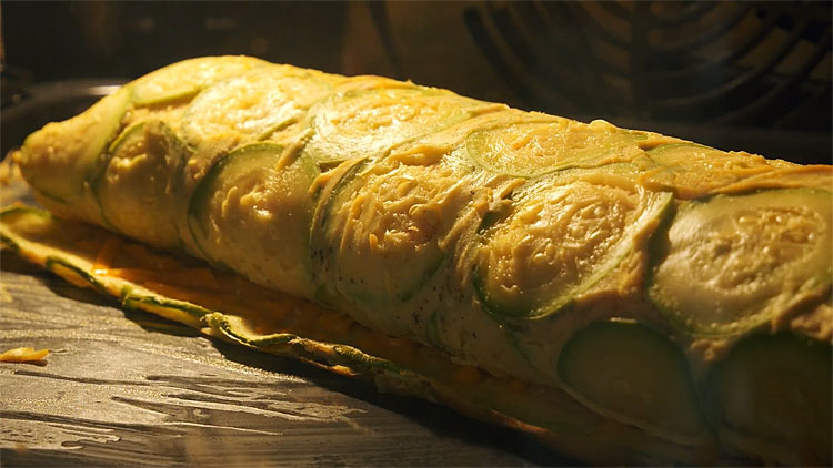 Готовим кабачки вкуснее мяса. Заливаем яйцами, а потом собираем рулет
