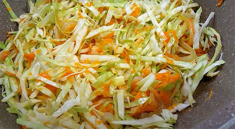 Макароны без варки. Тушим на сковороде с капустой и превращаем в самостоятельное блюдо