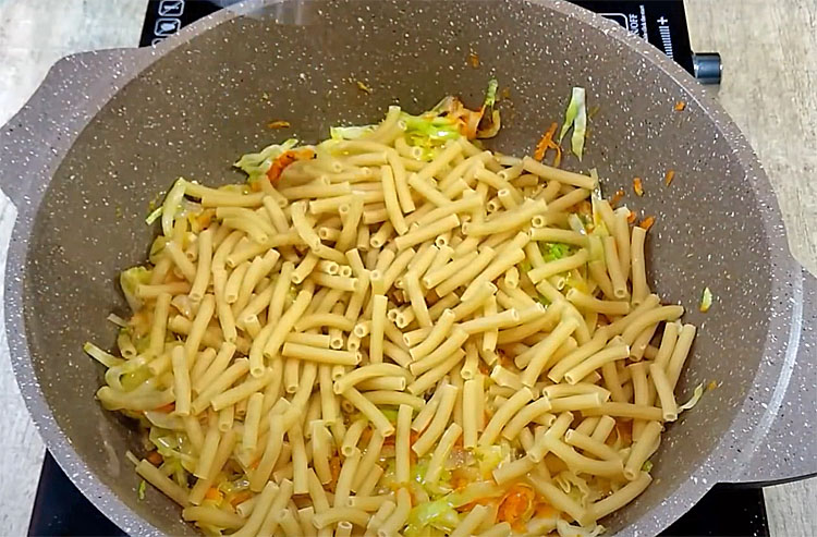 Макароны без варки. Тушим на сковороде с капустой и превращаем в самостоятельное блюдо