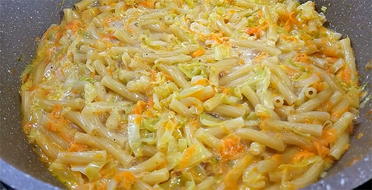 Макароны без варки. Тушим на сковороде с капустой и превращаем в самостоятельное блюдо
