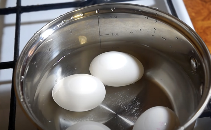 Добавляем к яйцам консервы из кильки. Одна деталь и простой салат стал деликатесом
