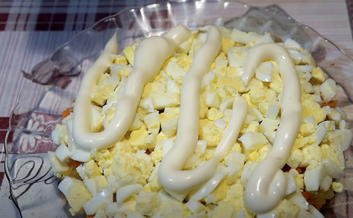 Добавляем к яйцам консервы из кильки. Одна деталь и простой салат стал деликатесом