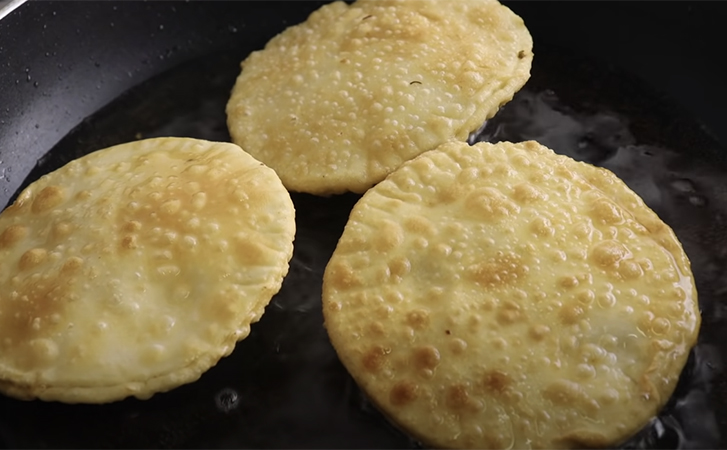 Соединяем муку с сыром и через 10 минут ставим на стол выпечку вкуснее чебуреков