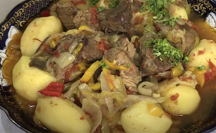 Тушим мясо на обычной плите так, что потом его даже не нужно резать, а можно разделять руками