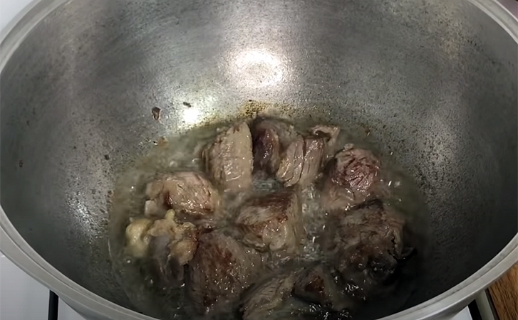 Тушим мясо на обычной плите так, что потом его даже не нужно резать, а можно разделять руками