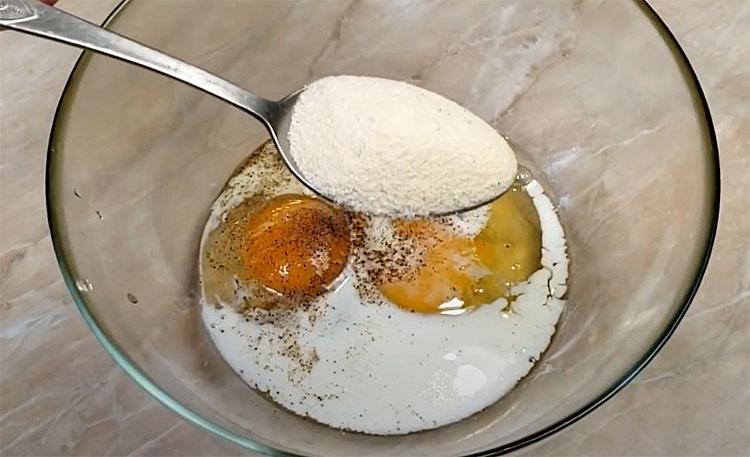 Делаем омлет в 2 раза более сытным: добавляем к яйцам ложку манки